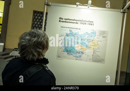 Munich, Bavière, Allemagne. 18 janvier, 2020. Les clients lors d'une exposition en hommage aux victimes du programme d'euthanasie T4 Nazi lire les reconstitutions de la vie des victimes. En hommage aux victimes sur le 80e anniversaire de leur catégorisation comme "inaptes à vivre'' par le régime de terreur nazi, le ministère de l'Intérieur de Bavière a organisé un programme commémoratif dans le cadre d'une exposition au Ministère. Le régime de la terreur national-socialiste a commencé le programme près de Munich et à travers elle, arrondi des personnes handicapées et des malades chroniques, les personnes déclarées inaptes à 'vivre'' puis les déporte à faire face à l'exécution. Banque D'Images