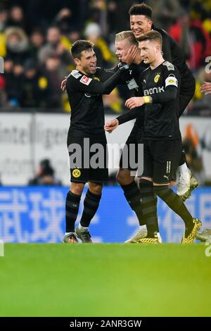 18 janvier 2020, la Bavière, Augsbourg : Football : Bundesliga, 18e journée, FC Augsburg - Borussia Dortmund, WWK Arena. L'Erling Haaland Dortmund (2e de gauche) cheers après son but pour 3:4 avec Dortmund's Raphael Guerreiro (à gauche), de Dortmund (2e à partir de Sancho Jadon droite) et Dortmund's Marco Reus (à droite). Photo : Tom Weller/DPA - NOTE IMPORTANTE : en conformité avec les règlements de la DFL Deutsche Fußball Liga et la DFB Deutscher Fußball-Bund, il est interdit d'exploiter ou ont exploité dans le stade et/ou de la partie à pris des photos sous la forme de séquences d'acquisition et/ou la vidéo-comme Banque D'Images