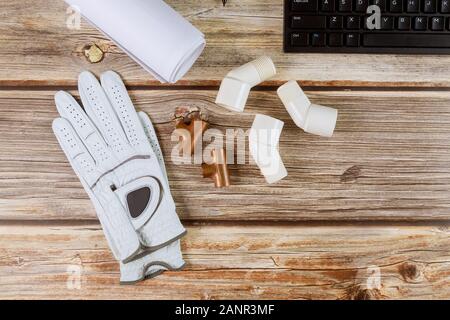 Constructeur plomberie tuyaux en cuivre et de la construction office bleus gants de protection clavier de l'ordinateur de bureau de travail Tableau 24 Banque D'Images