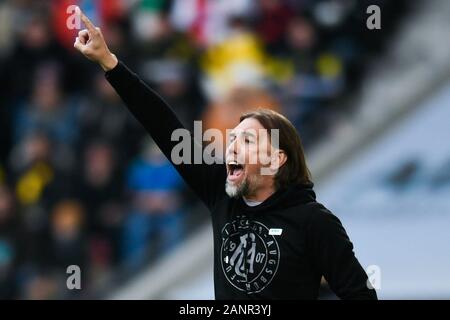 Augsburg, Allemagne. 18 janvier, 2020. Football : Bundesliga, 18e journée, FC Augsburg - Borussia Dortmund, WWK Arena. L'entraîneur d'Augsbourg Martin Schmidt de gestes. Crédit : Tom Weller/DPA - NOTE IMPORTANTE : en conformité avec les règlements de la DFL Deutsche Fußball Liga et la DFB Deutscher Fußball-Bund, il est interdit d'exploiter ou ont exploité dans le stade et/ou de la partie à pris des photos sous la forme de séquences d'acquisition et/ou la vidéo-comme la photo série./dpa/Alamy Live News Banque D'Images