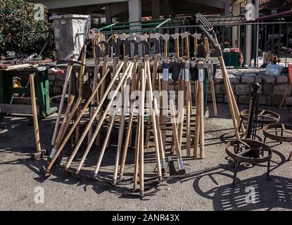 Rack en bois avec différents appareils de jardin dans un village marché plein air, juste Banque D'Images