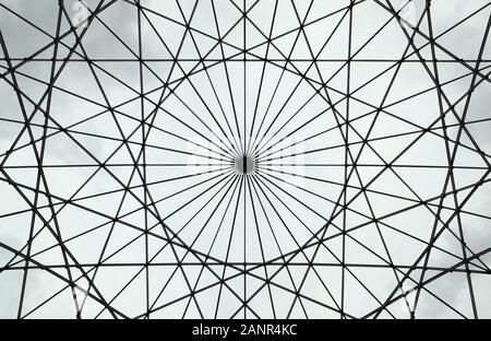 Structure Le réseau triangulaire de ce puits de lumière forme un motif symétrique qui peut être utilisé pour les fonds. Banque D'Images