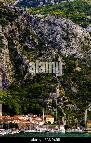 Anciens remparts de Kotor à Fort St John (forteresse) dans les montagnes de Kotor, Monténégro pente Banque D'Images