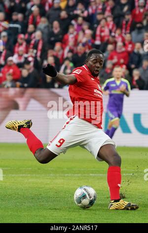 Mainz, Allemagne. 18 janvier, 2020. Football : Bundesliga FSV Mainz 05 - SC Freiburg, 18e journée de l'Opel Arena. Le Mayence Jean-Philippe Mateta. Crédit : Thomas Frey/DPA - NOTE IMPORTANTE : en conformité avec les règlements de la DFL Deutsche Fußball Liga et la DFB Deutscher Fußball-Bund, il est interdit d'exploiter ou ont exploité dans le stade et/ou de la partie à pris des photos sous la forme de séquences d'acquisition et/ou la vidéo-comme la photo série./dpa/Alamy Live News Banque D'Images