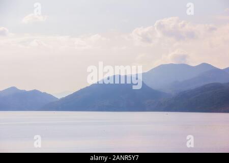 Vue sur le lac de Skadar, le Monténégro, dans un matin brumeux blue précoce Banque D'Images