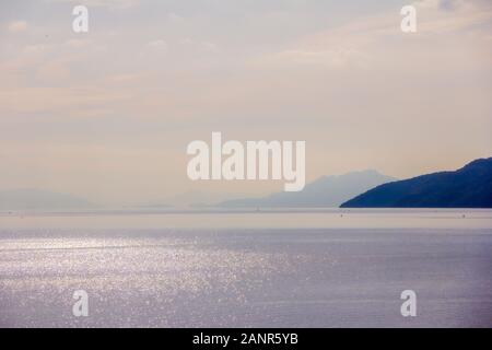 Vue sur le lac de Skadar, le Monténégro, dans un matin brumeux blue précoce Banque D'Images