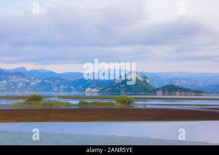 Vue sur le lac de Skadar, le Monténégro, dans un matin brumeux blue précoce Banque D'Images