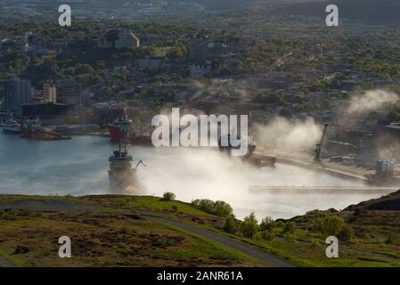 Les Narrows, est le passage de l'océan Atlantique à St. John's Harbour, Terre-Neuve, bordée par des murs de pierre. Banque D'Images