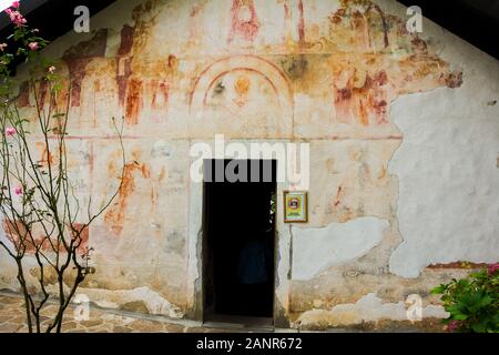 L'église Saint Nicolas de Myre au monastère orthodoxe serbe (cloître) Moracha au Monténégro, fondée en 1252, et ses fresques en plein air Banque D'Images