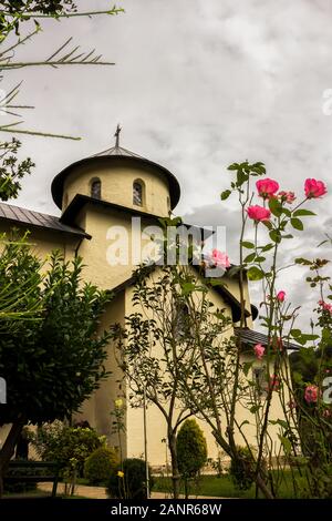 Il l'église de saint Nicolas de Myra en monastère orthodoxe serbe (cloître) Moracha au Monténégro, fondé en 1252, le style architectural Rascian Banque D'Images