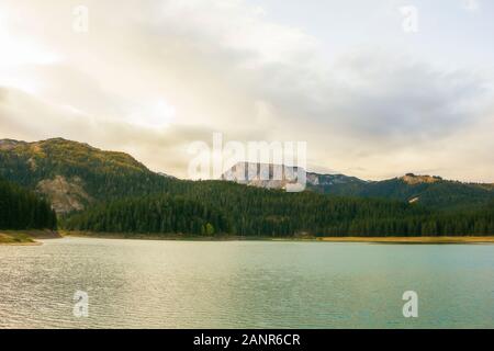 Différentes vues de l'ère glaciaire du lac Noir (Crno jezero), forêt et montagnes autour dans le parc national Durmitor au Monténégro, Europe Banque D'Images