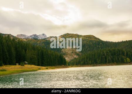 Différentes vues de l'ère glaciaire du lac Noir (Crno jezero), forêt et montagnes autour dans le parc national Durmitor au Monténégro, Europe Banque D'Images