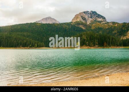 Différentes vues de l'ère glaciaire du lac Noir (Crno jezero), forêt et montagnes autour dans le parc national Durmitor au Monténégro, Europe Banque D'Images