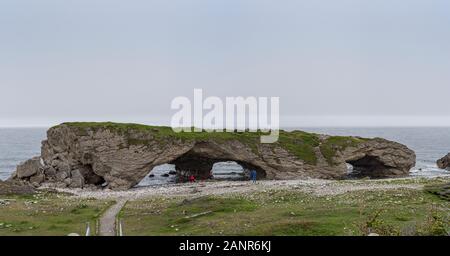 L'Arches Provincial Park, Terre-Neuve et Labrador, Canada. Une arche de roche naturelle créée par l'action des marées. Banque D'Images