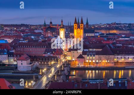 Vue panoramique aérienne de la vieille ville avec cathédrale, hôtel de ville et Alte Mainbrucke à Wurzburg, partie de la route romantique, Franconie, Bavière, Allemagne Banque D'Images