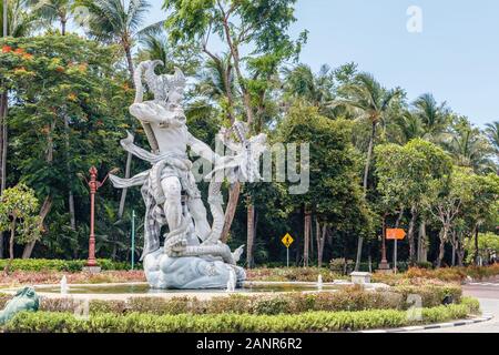 Statue d'Arjuna combats le dragon, le caractère des Pandavas, tirée du Mahabharata, épopée dans la région de Nusa Dua, Bali, Indonésie Banque D'Images