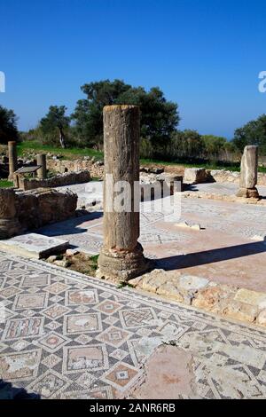 Ausgrabungsstätte der Antike Ayios Trias Basilique mit wunderbaren, Bodenmosaiken Sipahi, France - Nordzypern Banque D'Images