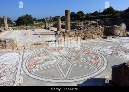 Ausgrabungsstätte der Antike Ayios Trias Basilique mit wunderbaren, Bodenmosaiken Sipahi, France - Nordzypern Banque D'Images