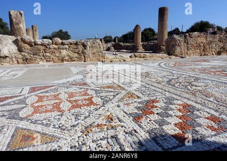 Ausgrabungsstätte der Antike Ayios Trias Basilique mit wunderbaren, Bodenmosaiken Sipahi, France - Nordzypern Banque D'Images