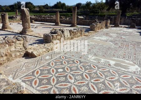 Ausgrabungsstätte der Antike Ayios Trias Basilique mit wunderbaren, Bodenmosaiken Sipahi, France - Nordzypern Banque D'Images