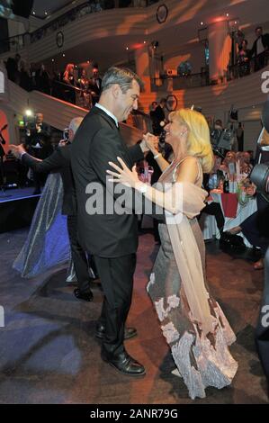 Munich, Allemagne. 18 janvier, 2020. Markus Söder (CSU), le Premier Ministre de Bavière, et sa femme Karin dansent au Bal du Film allemand dans le Bayerischer Hof. Credit : Ursula Düren/dpa/Alamy Live News Banque D'Images