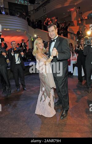 Munich, Allemagne. 18 janvier, 2020. Markus Söder (CSU), le Premier Ministre de Bavière, et sa femme Karin dansent au Bal du Film allemand dans le Bayerischer Hof. Credit : Ursula Düren/dpa/Alamy Live News Banque D'Images