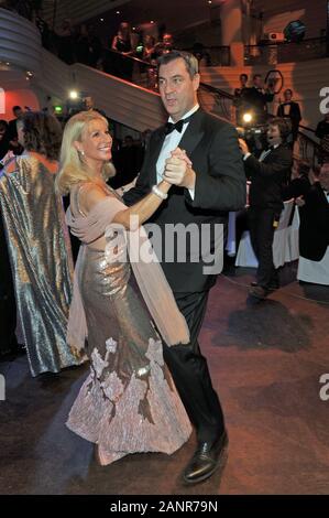 Munich, Allemagne. 18 janvier, 2020. Markus Söder (CSU), le Premier Ministre de Bavière, et sa femme Karin dansent au Bal du Film allemand dans le Bayerischer Hof. Credit : Ursula Düren/dpa/Alamy Live News Banque D'Images