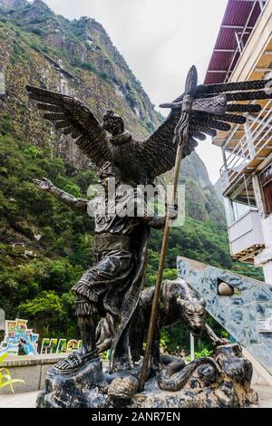 Statue de l'empereur Pachacutec, situé dans la ville de Aguas Calientes à Machupicchu town Banque D'Images