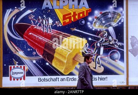 L'homme en passant devant une glace bar poster sur rue à Francfort, Allemagne, circa 1979. Banque D'Images