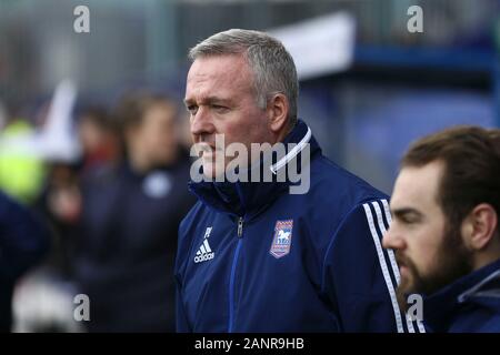 Birkenhead, UK. 18 janvier, 2020. Gestionnaire de Ipswich Town Paul Lambert les regarde. L'EFL Skybet un match de football, Tranmere Rovers v Ipswich Town à Prenton Park, Birkenhead, Wirral le samedi 18 janvier 2020. Cette image ne peut être utilisé qu'à des fins rédactionnelles. Usage éditorial uniquement, licence requise pour un usage commercial. Aucune utilisation de pari, de jeux ou d'un seul club/ligue/dvd publications.pic par Chris Stading/Andrew Orchard la photographie de sport/Alamy Live News Crédit : Andrew Orchard la photographie de sport/Alamy Live News Banque D'Images