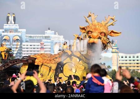 Beijing, la province chinoise du Guangdong. 18 janvier, 2020. Les gens regardent le cheval mécanique Long Dragon Ma à l'océan Chimelong uni à Zhuhai, Province du Guangdong en Chine du sud, le 18 janvier 2020. Ma longue a été faite en 2014 par la société de production française la machine pour célébrer le 50e anniversaire des relations diplomatiques entre la France et la Chine. Exploité conjointement par 15 personnes, la créature mécanique géant peut faire de nombreuses actions y compris les secousses, la tête tourne, plier les jambes, clignotant, crachant le feu et les brouillards de soufflage. Credit : Liu Dawei/Xinhua/Alamy Live News Banque D'Images