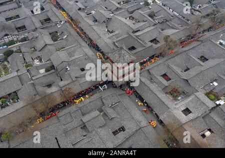 Beijing, Chine. 18 janvier, 2020. Photo aérienne prise le 18 janvier 2020 artistes folk montre dragon et des danses de lion à Langzhong ville ancienne dans le sud-ouest de la province chinoise du Sichuan. Un total de 66 équipes provenant de partout dans la province de Sichuan, réunis ici sur les 17 et 18 janvier présentant un rendement de deux jours du dragon et des danses de lion pour célébrer la venue du Nouvel An lunaire chinois, qui tombe le 25 janvier cette année. Credit : Jiang Hongjing/Xinhua/Alamy Live News Banque D'Images