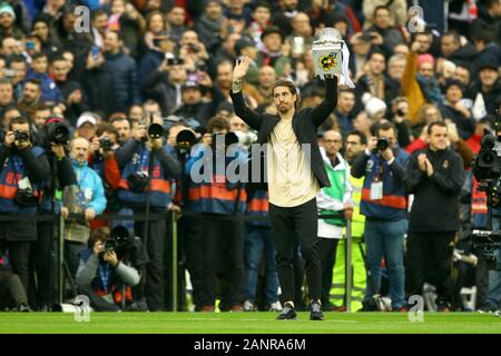 Madrid, Espagne. 18 janvier, 2020. Madrid, Espagne ; 18/01/2020.- Football Soccer de la Liga espagnol match 20, 2019-2020 Real Madrid contre Séville s'est tenue à Santiago Bernabeu, à Madrid. Sergio Ramos propose la Super Coupe de fans du Real Madrid avant le match commence. Score final 2-1 Real Madrid gagnant. Credit : Juan Carlos Rojas/Photo Alliance | utilisée dans le monde entier/dpa/Alamy Live News Banque D'Images