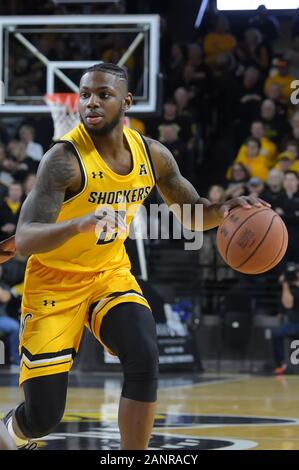 Wichita, Kansas, États-Unis. 18 janvier, 2020. Wichita State Shockers guard Jamarius Burton (2) s'occupe de la balle pendant le jeu de basket-ball de NCAA entre les Cougars de Houston et le Wichita State Shockers à Charles Koch Arena de Wichita, Kansas. Kendall Shaw/CSM/Alamy Live News Banque D'Images