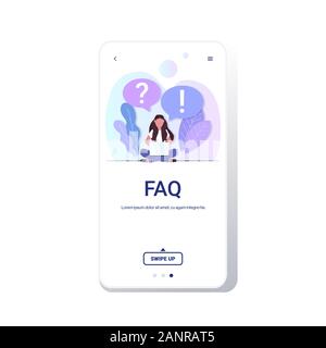 Femme avec question points d'exclamation dans chat bubble using laptop centre de support en ligne Foire aux questions FAQ concept espace copie toute la longueur de l'écran du smartphone mobile app vector illustration Illustration de Vecteur