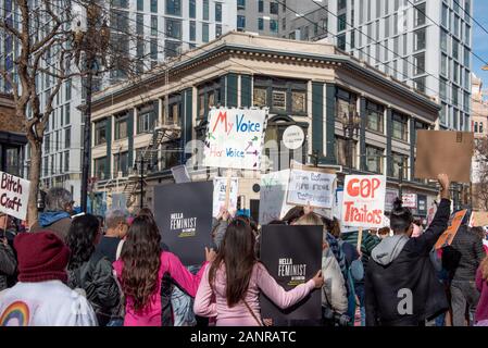 San Francisco, USA. 18 janvier, 2020. La 4e édition de la Marche des femmes à San Francisco, Californie. Vue arrière de foule à l'intersection au cours de la marche, avec des gens qui ont des signes de protestation sur le féminisme et le G.O.P. Banque D'Images