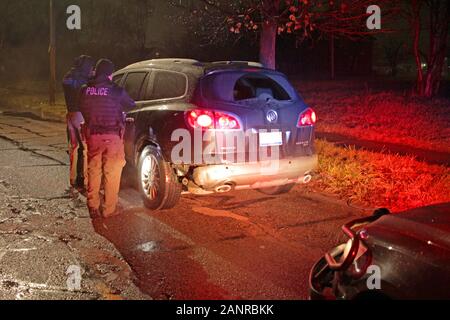 Les agents des Opérations spéciales de la police de Detroit parler à un pilote pendant un arrêt du trafic, Detroit, Michigan, USA Banque D'Images