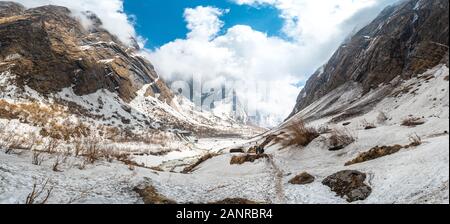 Randonnée dans la vallée de la neige dans le sanctuaire d'Annapurna. pokhara, Népal. Banque D'Images