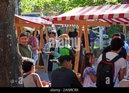 Umea, Suède Norrland - le 23 juin 2019 : du marché international des produits alimentaires de différentes cultures à Alidhem Banque D'Images