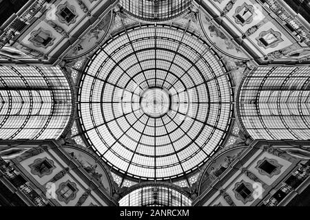 Dôme en verre et bâtiments de 'Galleria Vittorio Emanuele' - Milan, Italie Banque D'Images