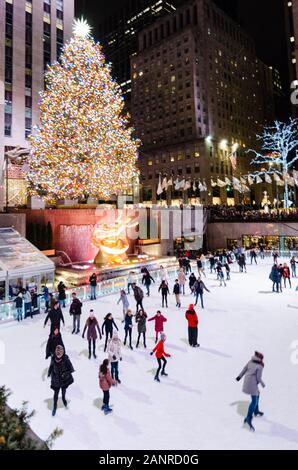Patinage sur glace dans La patinoire du Rockefeller Center, sous le grand arbre de Noël en hiver, la nuit Banque D'Images