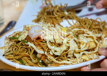 Assiette de poulet frit de style chinois et d'oeufs nouilles frites Banque D'Images