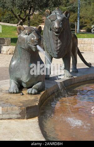 Fontaine aux Lions à Bloomfield Park, quartier Yemin Moshe de Jérusalem. Plaqué or et bronze sculpture conçue par le sculpteur allemand Gernot Rumpf Banque D'Images