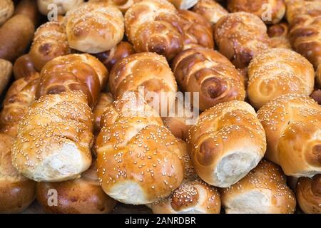 Pains de challah frais exposés dans le marché de Mahane Yehuda, Jérusalem, Israël. Nourriture israélienne. Banque D'Images