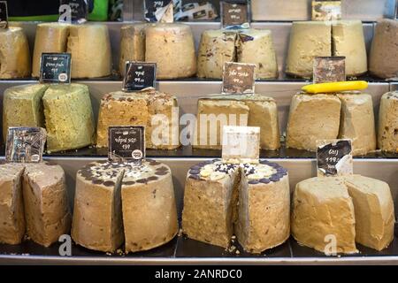 Des roues de halva, un dessert au sésame doux, exposées dans le marché de Mahane Yehuda à Jérusalem, Israël Banque D'Images