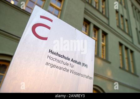 13 janvier 2020, la Saxe-Anhalt, Köthen : 'Hochschule Anhalt' est écrit sur un panneau en face de la 'Green Building'. C'est la maison du Département de biosciences appliquées et génie des procédés, dans les laboratoires dont les scientifiques et les élèves étudient diverses cultures d'algues et de leurs utilisations possibles. Photo : Klaus-Dietmar Gabbert/dpa-Zentralbild/ZB Banque D'Images