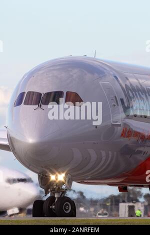 Boeing 787-8 Dreamliner exploité par la compagnie aérienne low cost australienne Jetstar le roulage vers la piste à l'aéroport de Melbourne. Banque D'Images