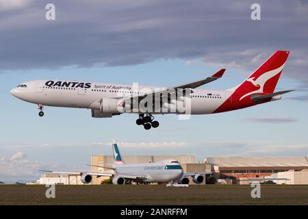 Airbus A330 grand bimoteur avion de Qantas en approche pour atterrir à l'Aéroport International de Melbourne. Banque D'Images