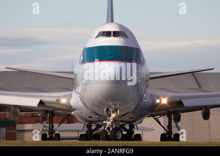 Cathay Pacific Airways Cargo Boeing 747-8 Cargo) B-LJM la préparation pour le décollage de l'Aéroport International de Melbourne. Banque D'Images