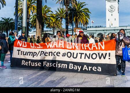 Jan 18, 2020 San Francisco / CA / USA - des manifestants anti-guerre qui participent à la Marche des femmes, tenant une pancarte avec le message 'Pas de guerre américain sur l'Iran" Banque D'Images